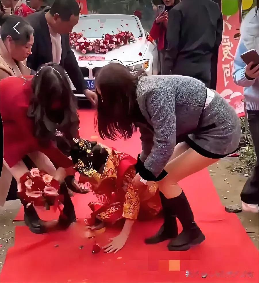 新娘的脸都丢到姥姥！新娘在结婚当天听了闺蜜的话，要上下车费6万8，新郎官今天