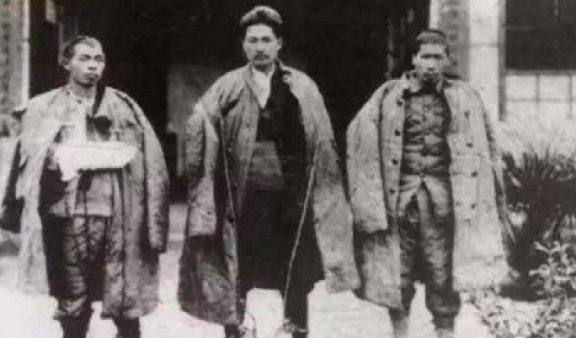 1935年，王耀武俘虏了一个红军师长，寒冬天他只穿了几件满是补丁的衣服，脚上穿