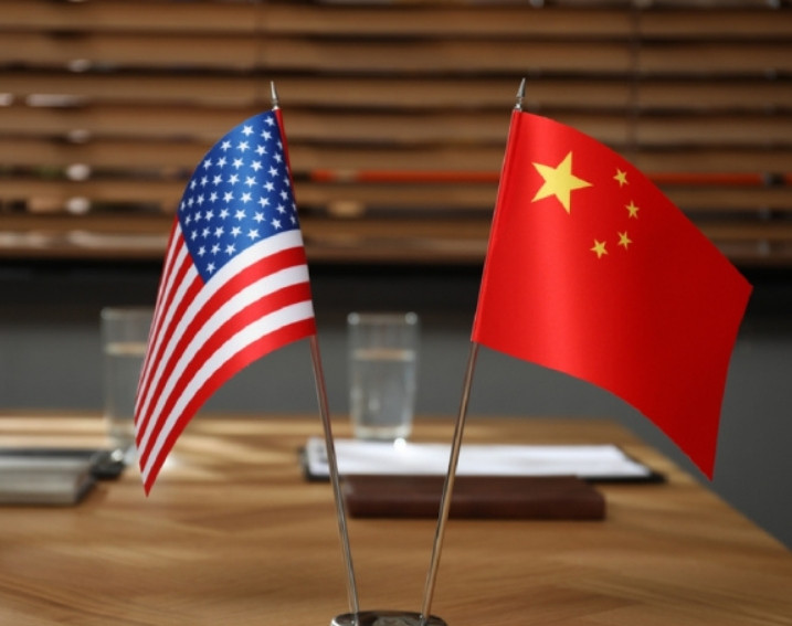美国目前只跟两个国家达成关税协议，一个是美国的小跟班英国，美国对英国商品征收10