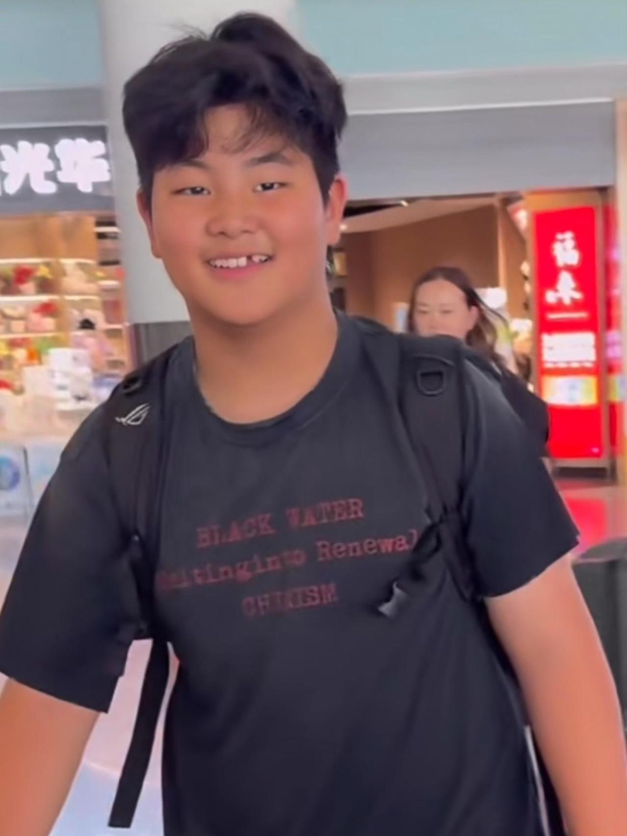 沙溢带着小鱼儿回来了，两人在机场大步行走，小鱼儿穿黑色字母T恤休闲潮酷，被网友夸