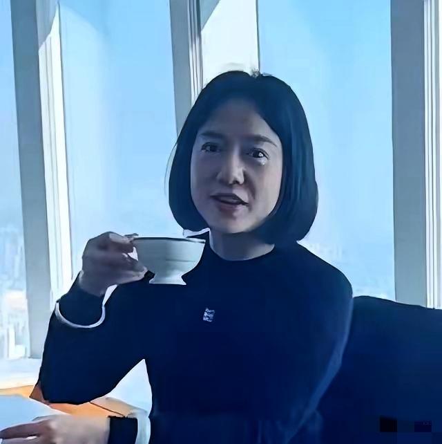 杨振宁离世不到1个月，看翁帆的选择，才懂她从不是流言里的样子。那些猜她争遗