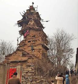 2016年，山东潍坊一患有精神疾病的老汉，徒手盖起了一座毫无安全保障的土危楼，当