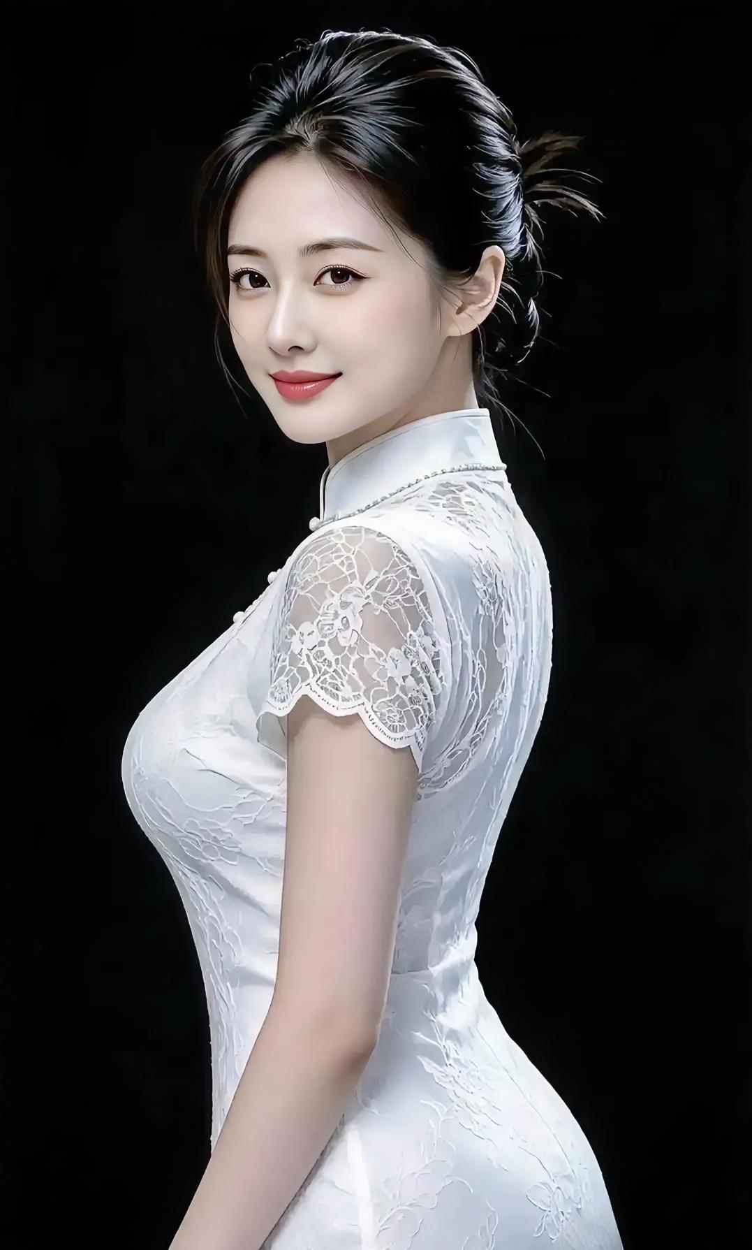 暗幕一沉，白便亮成了月光。旗袍轻裹，蕾丝含香。回眸浅笑，温婉大方。不