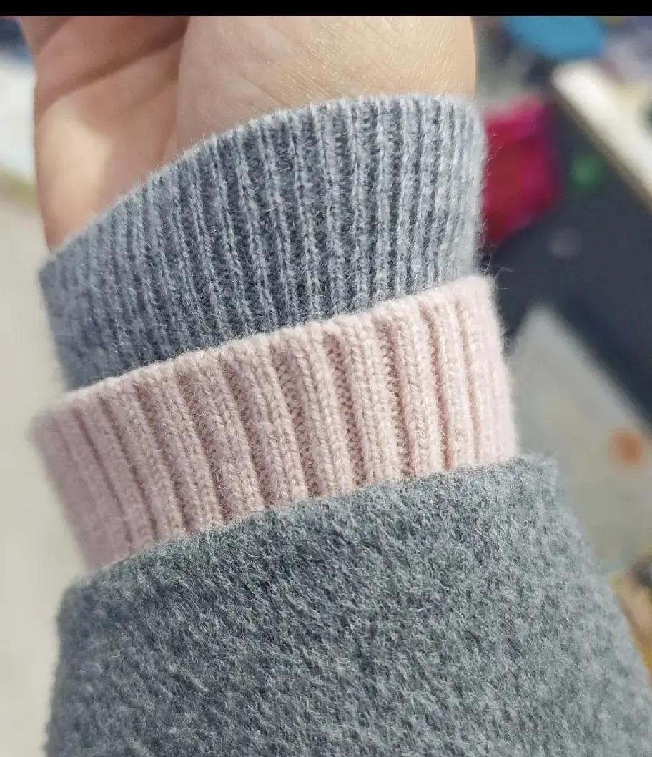 刷到一位素人博主晒羊绒叠穿，粉开衫配灰大衣，评论区直接炸了。她把26支羊绒克重