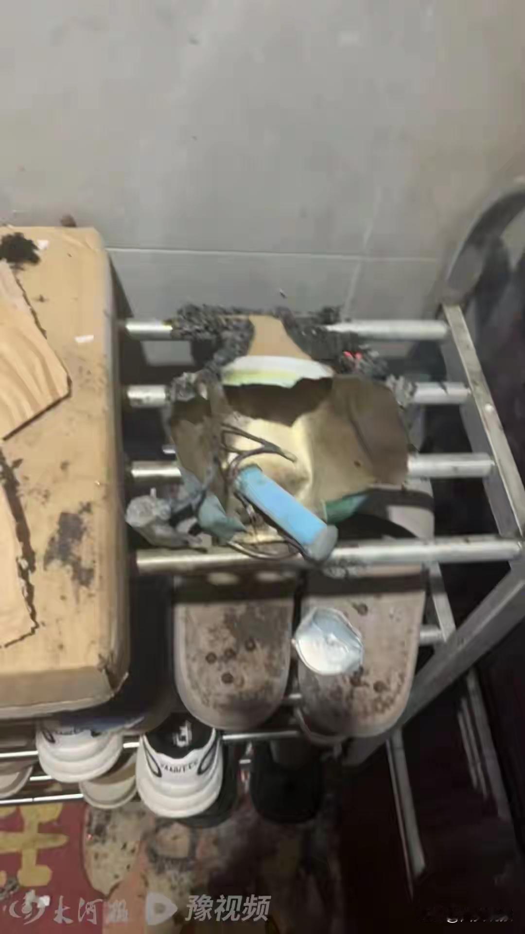 那天早上她像往常一样推开家门看见鞋架上放着个快递盒顺手拿了起来盒子突然在