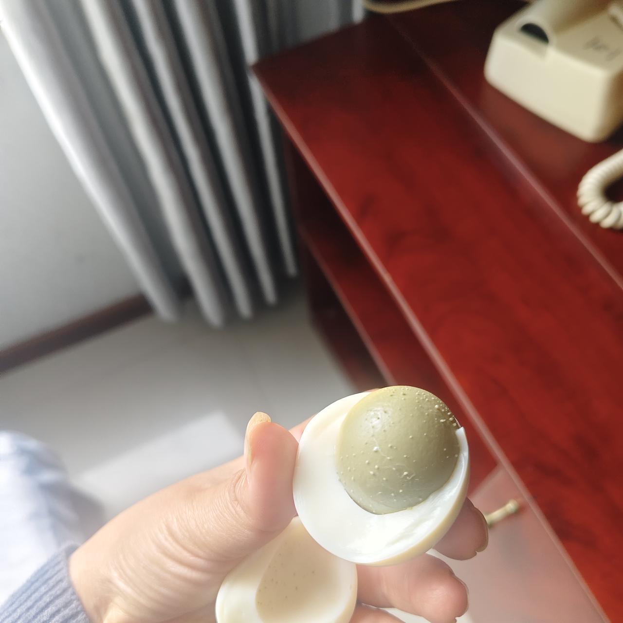 这难道就是中医里所说的风气？今早我没什么胃口吃鸡蛋，便拿它在脸上滚了滚，想以此祛
