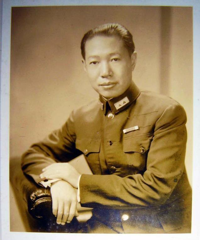1927年，白崇禧将军长赖世璜枪决，部队缩编为师，熊式辉大骂说：“14军北伐有功