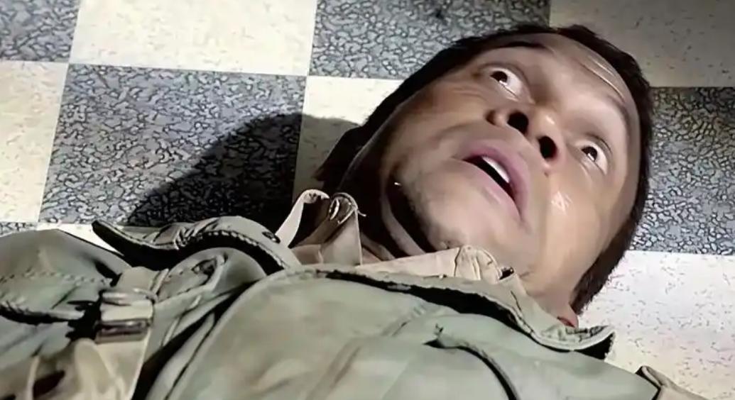 一位老兵曾分享过战场“验尸”秘诀：男“尸”裆、女“尸”胸猛踩。可能很多人听了