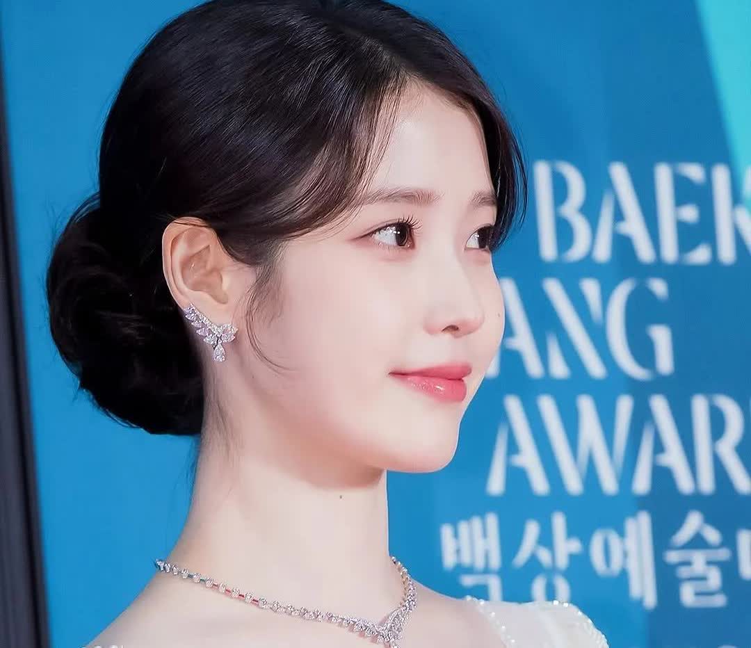 IU（李知恩）在第61届百想艺术大赏上输给金泰梨而再度陪跑，韩媒爆料其中内幕！