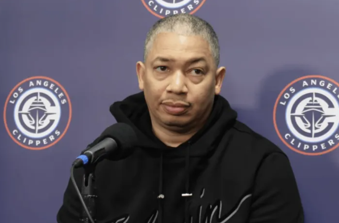 谈到伦纳德近期表现时，卢表示：“我觉得他处理得很好。只要伦纳德健康，在我看来他