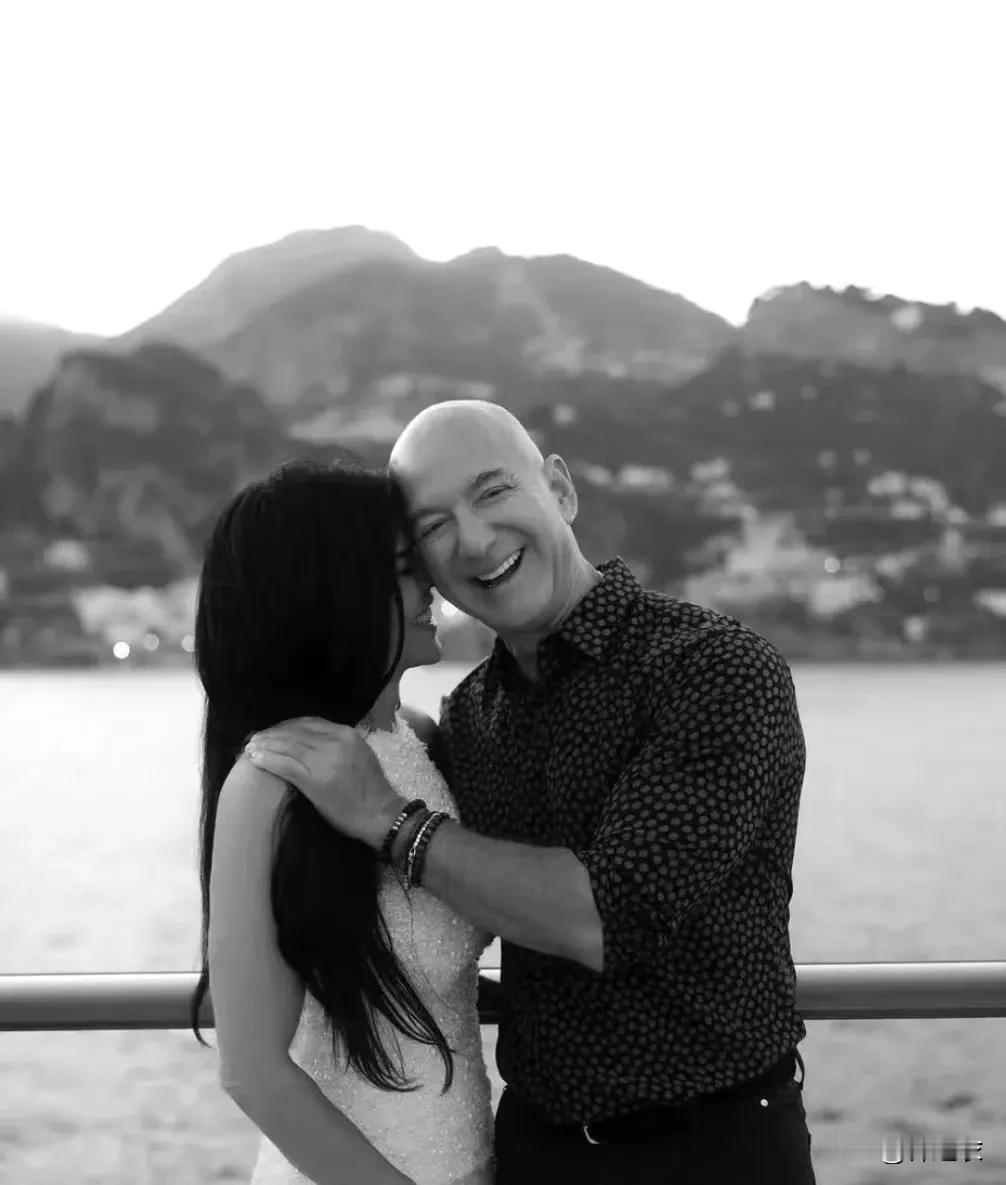 不了解美国的这些富豪，但我只是知道贝佐斯离婚的时候看到介绍说，他们夫妻尽量保持普