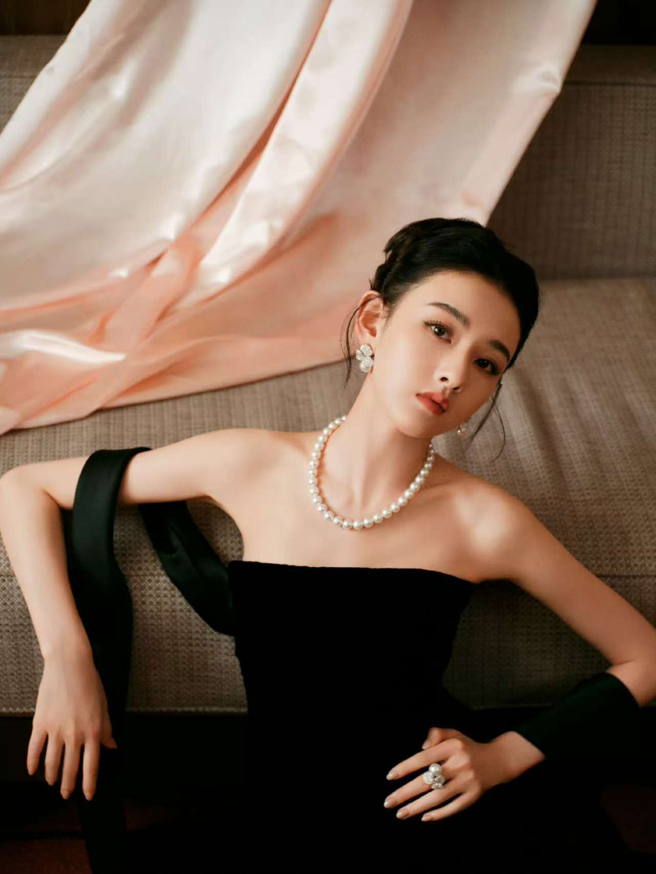宋祖儿黑色飘带抹胸裙宋祖儿西安活动出图宋祖儿西安活动造型，黑色飘带抹胸裙，整个