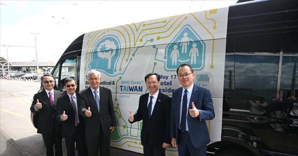 没收到邀请函，却偏要去；进不了会场，就在门外搭台子。这叫什么？这就是典型的厚颜无