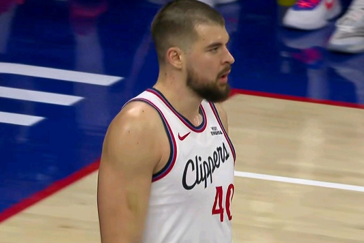 致命犯规！祖巴茨怎么软成这样了？上赛季可是准全明星的首发中锋，在快船挑战费城