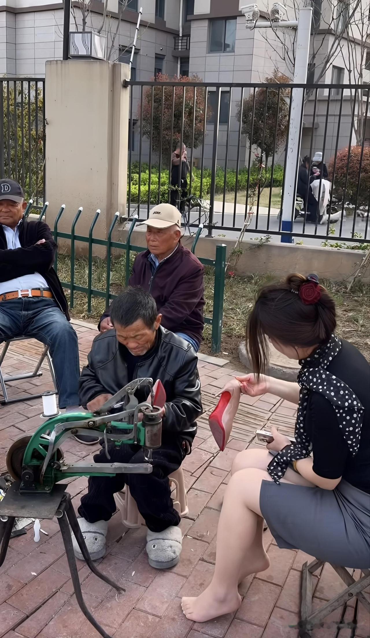 现在这种手艺，已经不多见了，再过不久要失传了。