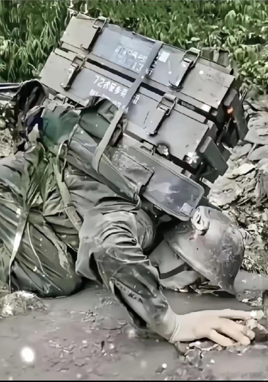 这是对越自卫反击战中，一名战地记者拍下的一张真实的照片，一名战士身负沉重的装备，