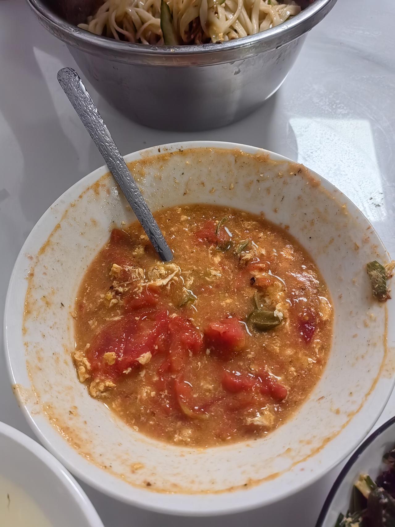 我要减肥了。老伴吃面条，我喝面汤。吃三分之一窝头，十来片牛肉，鸡蛋炒