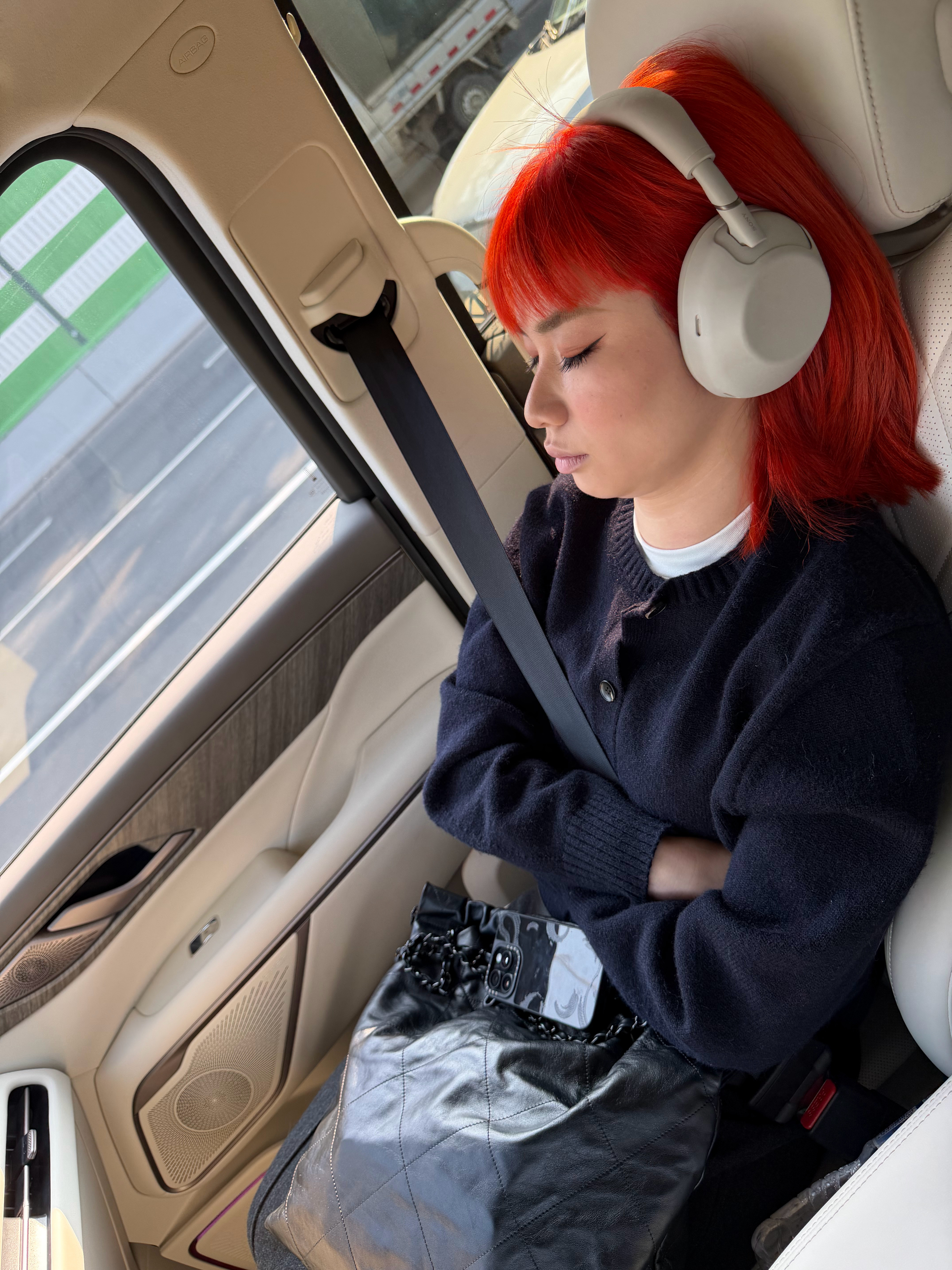 这种副驾驶礼貌吗？！不陪我说话就算了，还把降噪耳机带上了