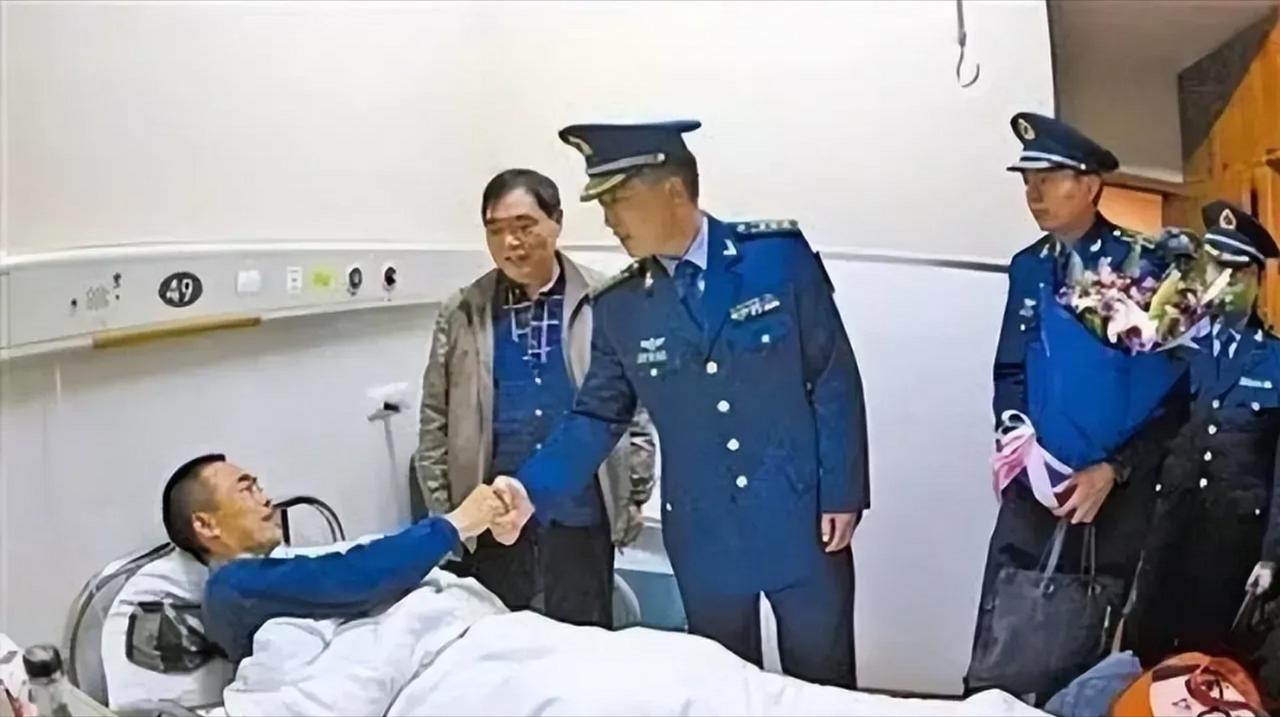 1988年，歼-6飞行员坠入深山后重伤昏迷，幸被江西农民所救，27年后，农民妻子