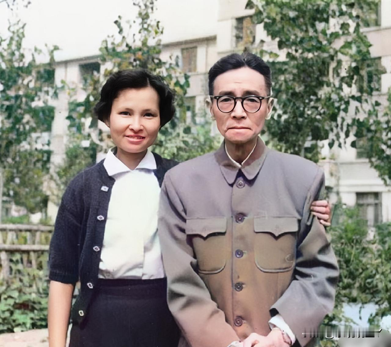 这是梁思成与女儿梁再冰的一张合影老照片，拍摄于一九六五的北京。这可不是演员所饰演