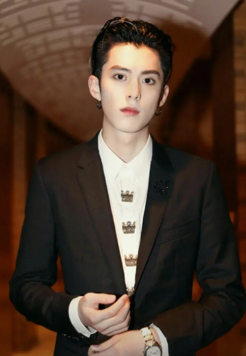 已知条件一：王鹤棣和女朋友谈了十年恋爱。已知条件二：王鹤棣的生日是1998年1