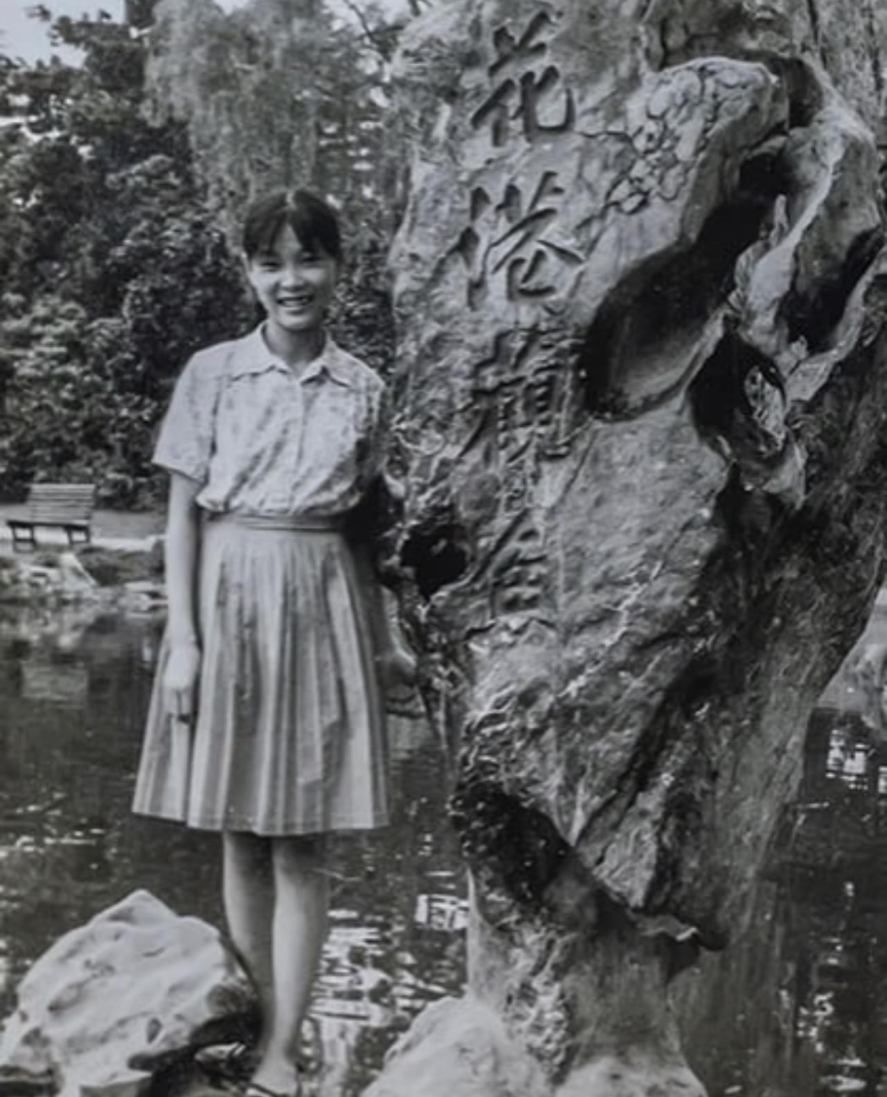 这张照片拍摄于杜建英15岁的时候，地点在杭州西湖十景之一-花港观鱼。镜头中的杜