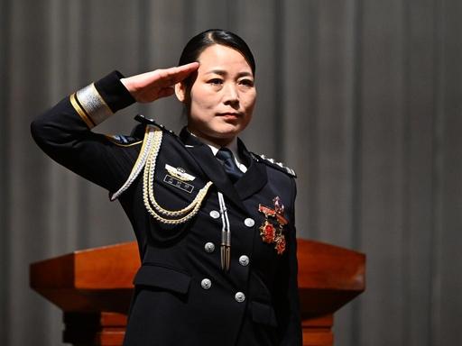 🐰巾帼不让须眉！河南，一女警在带着10岁儿子外出时，亲眼目睹了一场街头