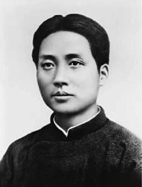 1921年7月23日，来自全国的13位代表，在上海召开第一次代表大会。19岁的刘
