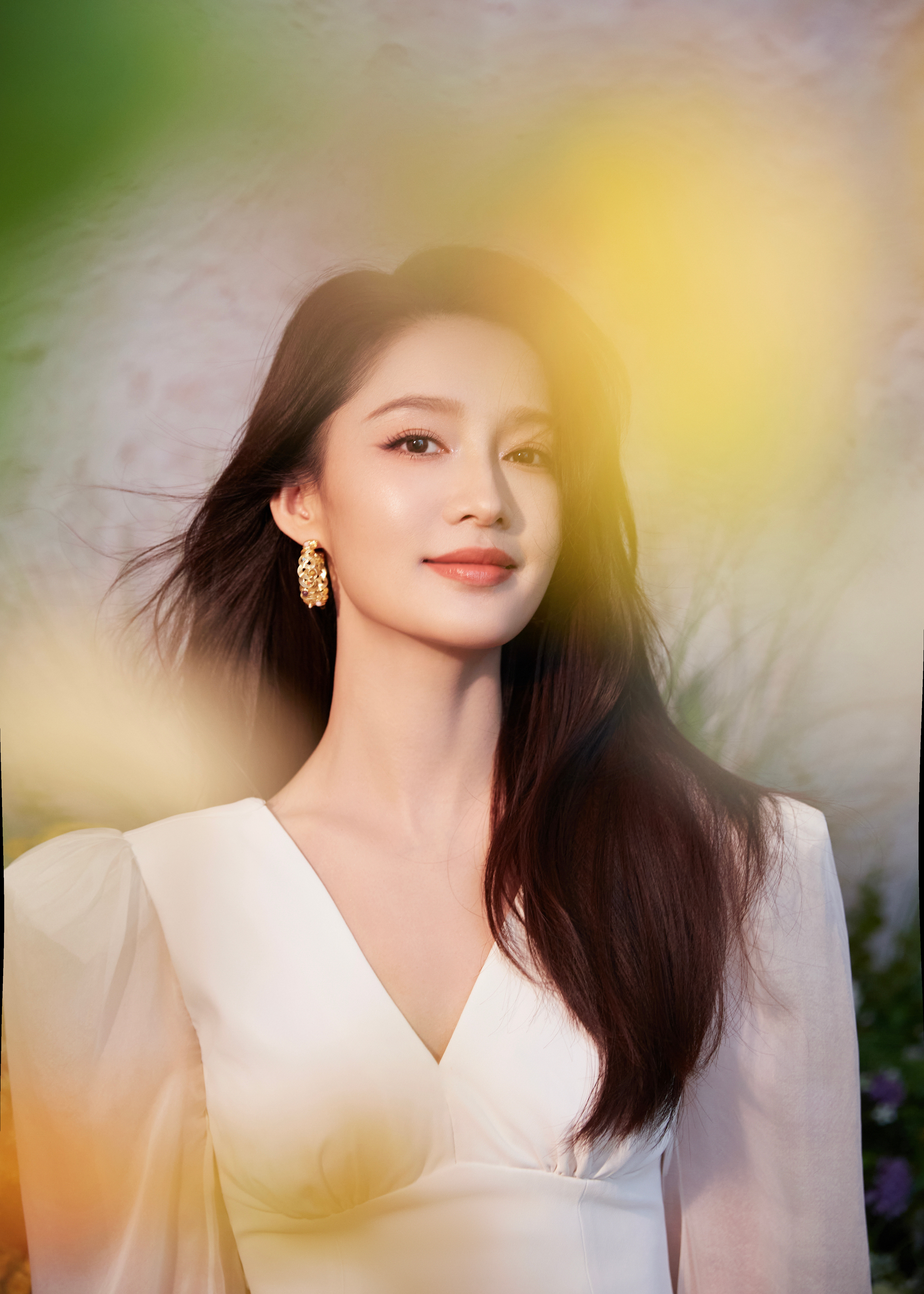 李沁在花簇间浅笑，像把春日的明媚都穿在了身上，每一缕发丝都浸着温柔与烂漫。