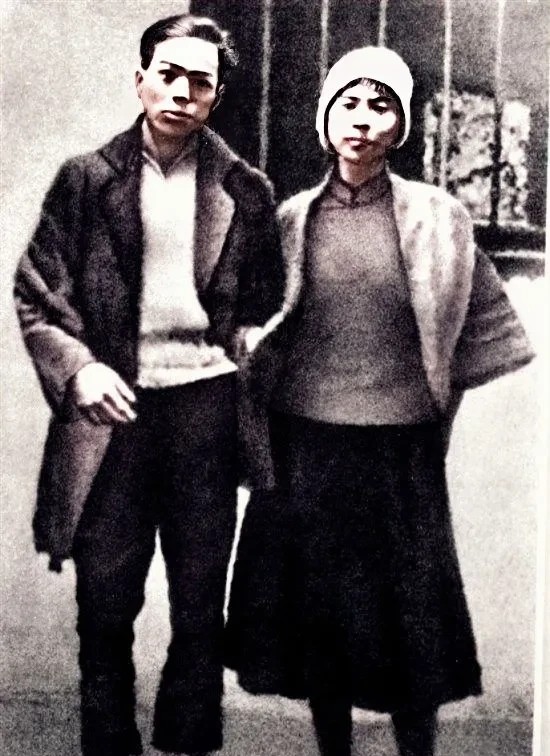 1928年，即将被行刑的“假夫妻”周文雍和陈铁军，提出让刽子手给他们拍张结婚照，