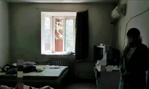 山东一女子，多次带情夫在员工宿舍偷情。一次，两人正在缠绵，被老板发现，情夫试图离