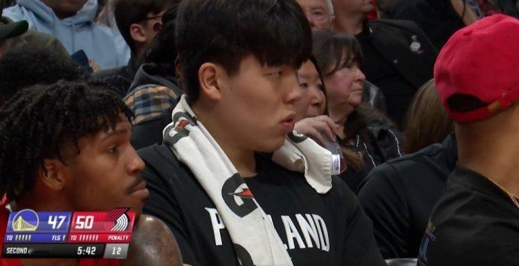 开拓者主场导播镜头切到替补席杨瀚森聚精会神，等待上场的机会！勇士vs步行者