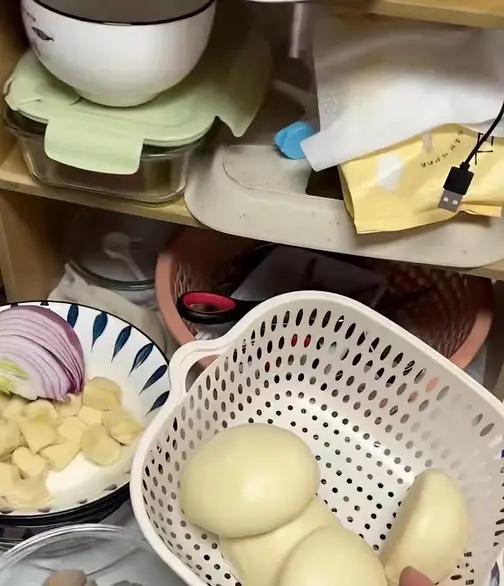 “笑不活了！”安徽合肥，女子一觉醒来饿着肚子摸进厨房，却发现自己蒸的7个馍少了3