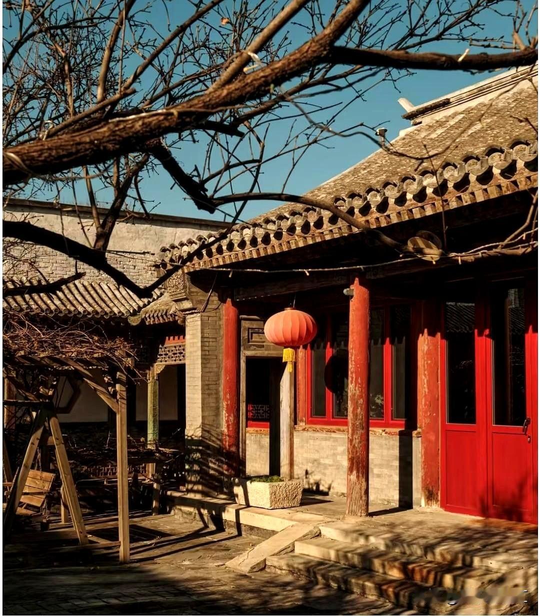 “烟花大师”蔡国强在北京有一座四合院。在西藏放完烟花后，他的事业基本到头，没有