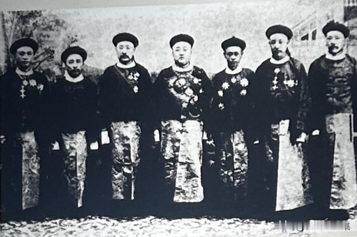 1910年12月，清政府成立海军部，委派郡王衔贝勒载洵和海军提督萨镇冰为筹办海军