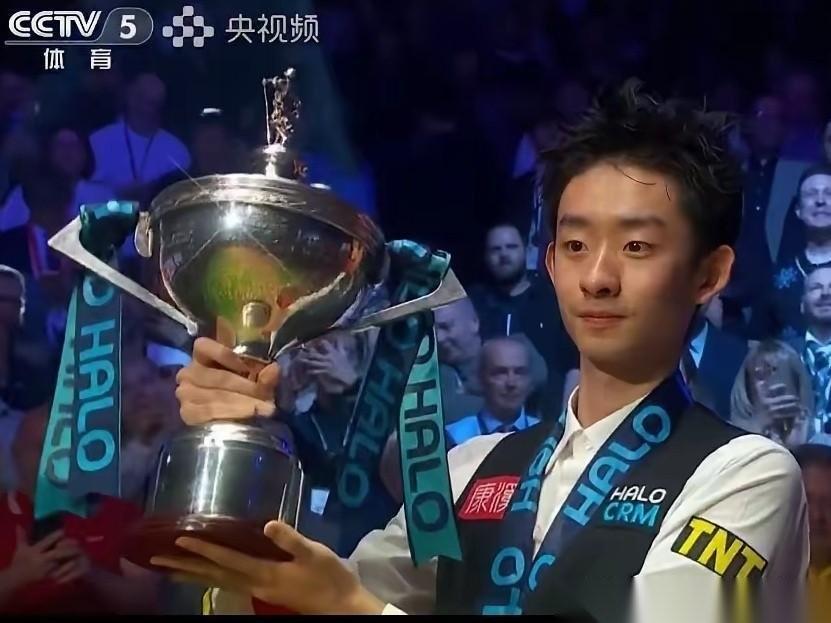 🏆吴宜泽18-17决杀墨菲，夺得2026世界斯诺克锦标赛冠军。整整三十五局，打