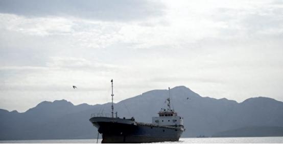 在解读中国4艘超级油轮顺利通过美国封锁时，那则润日网红“夏河”在X上发的投诚帖让