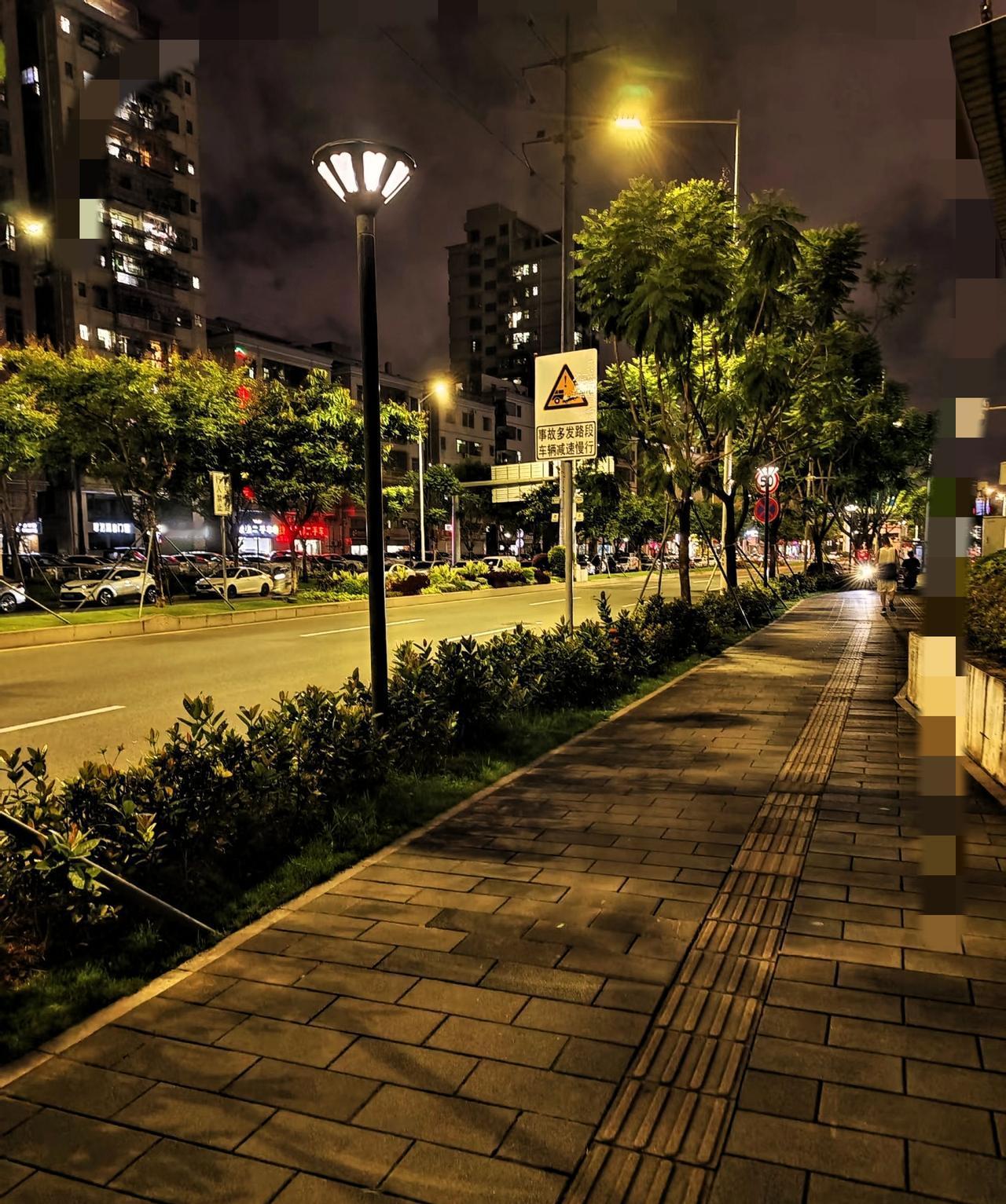 广东街头这幕真的又戳心又提气！男子牵娃回家突然倒地昏迷，小娃抱着爸爸的头哭得撕