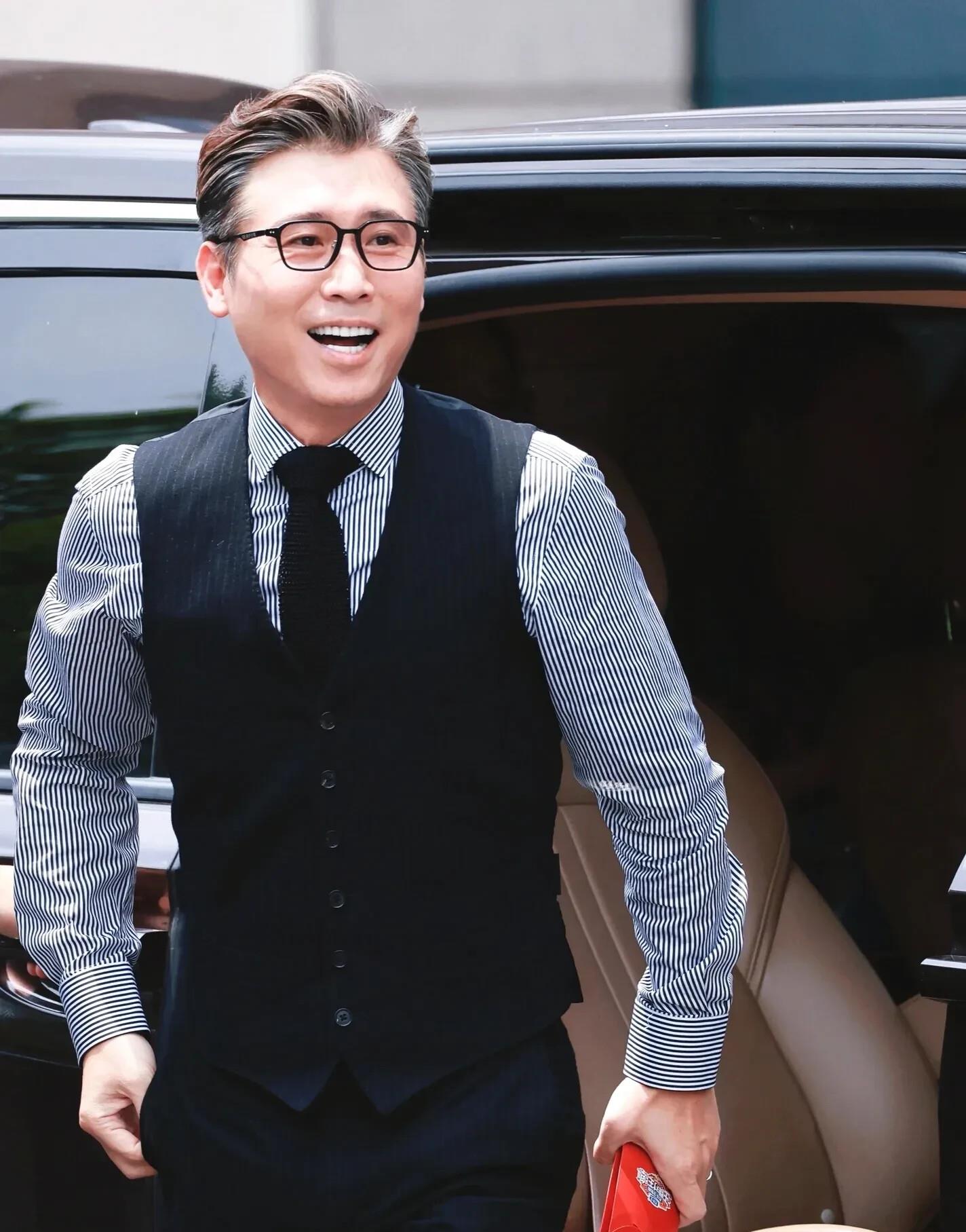 李乃文问陈哲远：你有女朋友吗？筷子停在半空，陈哲远没搭话。低头吃东西，嚼得挺认真，像是这盘菜比什么都