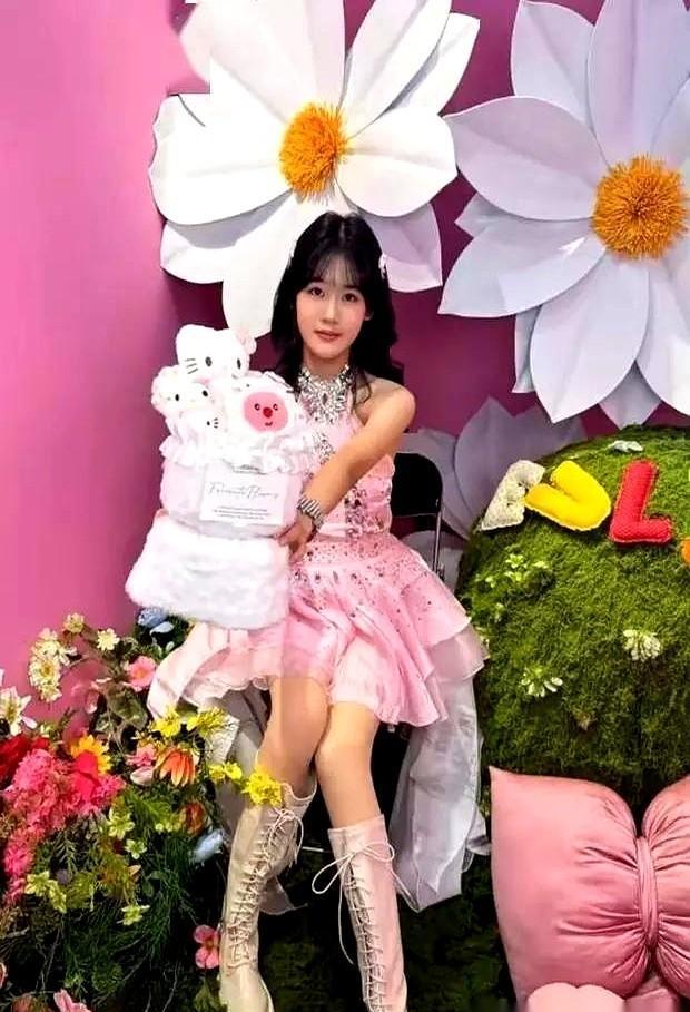 贝儿17岁了，当年《爸爸去哪儿》里哭着喊爸爸的小丫头，现在站得比妈妈还高。粉裙