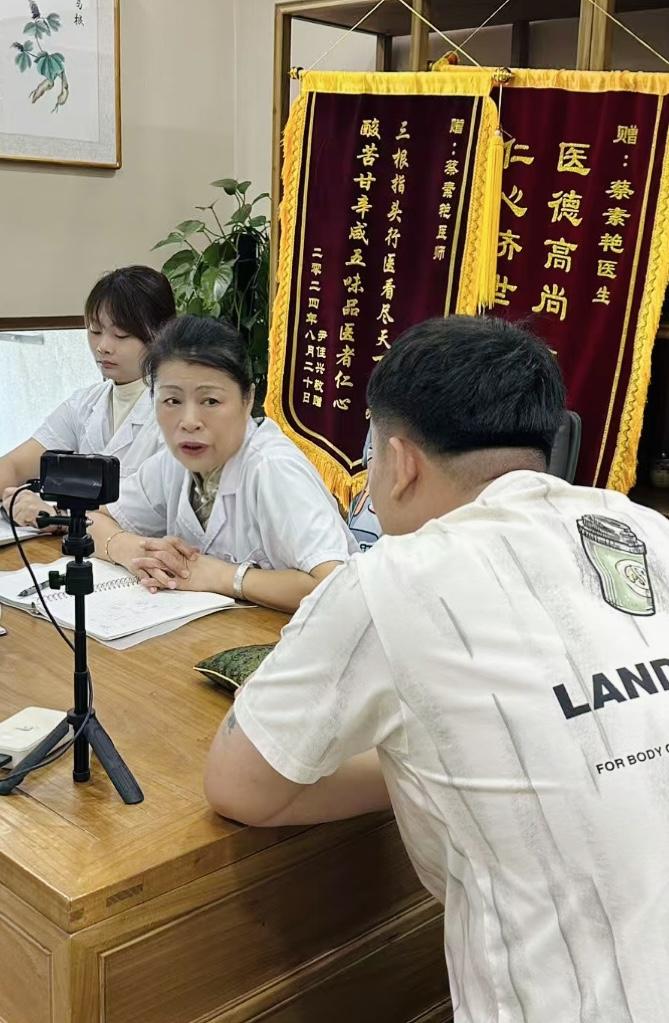 阴囊潮湿、大便黏马桶？不是上火，是脾胃的湿气在作怪！上个月来了位35岁的