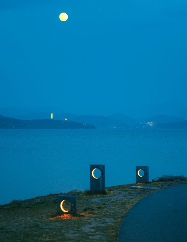洱海边的浪漫路灯，大理的夜景太美啦！