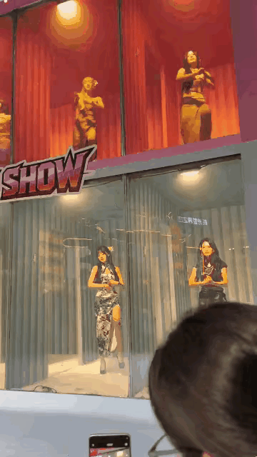 荷兰阿姆斯特丹的红灯区就是这样的。这啥时候也流行了？