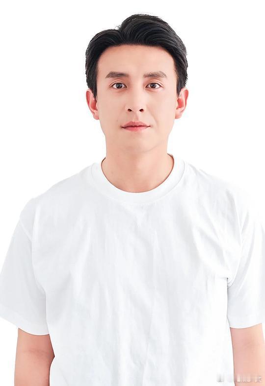 刘萧旭疑似结婚了在一次直播中，刘萧旭无名指上戴着一枚素圈戒指，当弹幕开始疯狂刷问