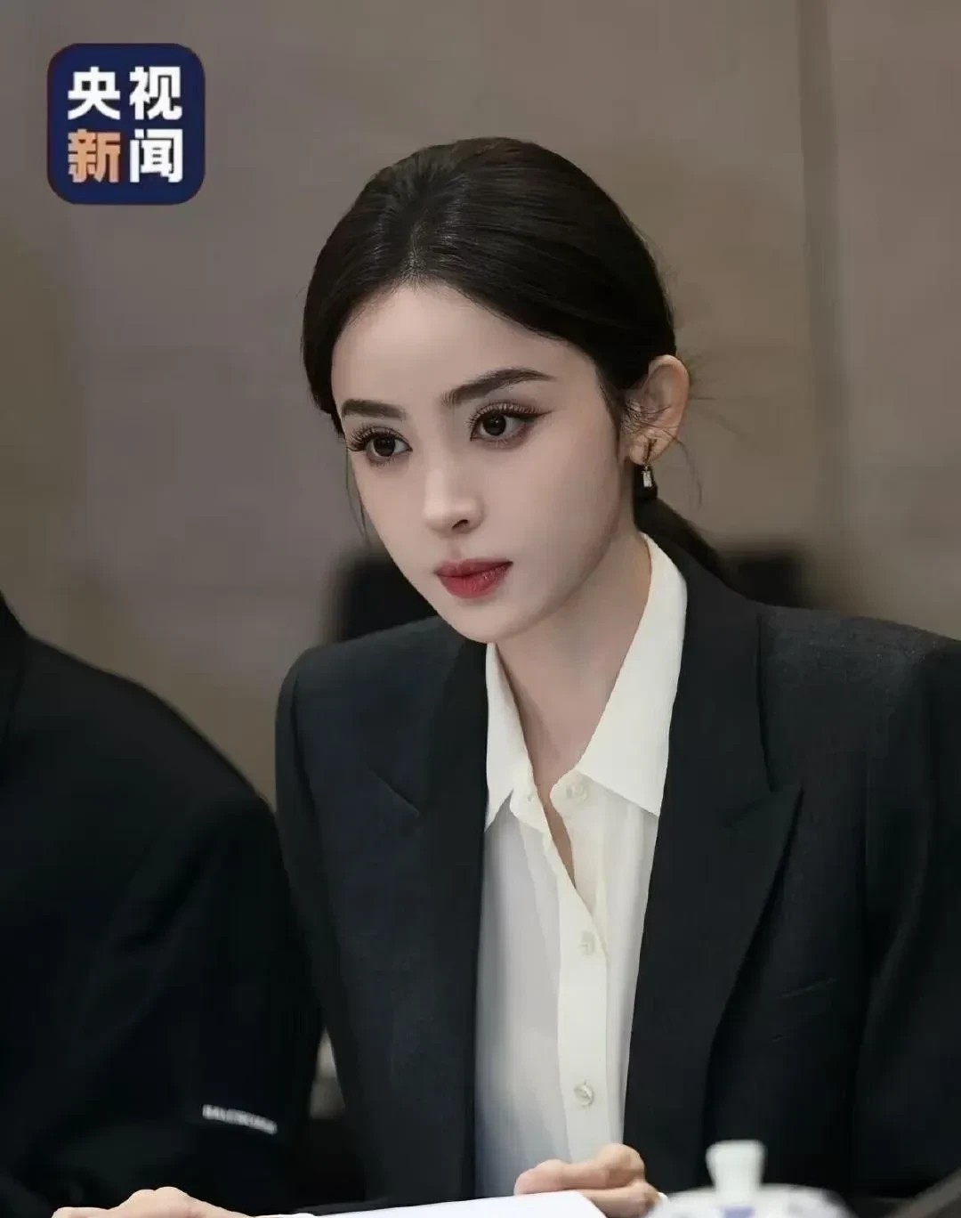咱就是说，有几人能抗住央视镜头。众所周知，央视镜头那可是高清镜头，那可是