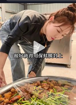 现在的人都怎么了？没苦硬吃，好好的一盘盘食材，非要倒在一起，做成“大席折菜”，大