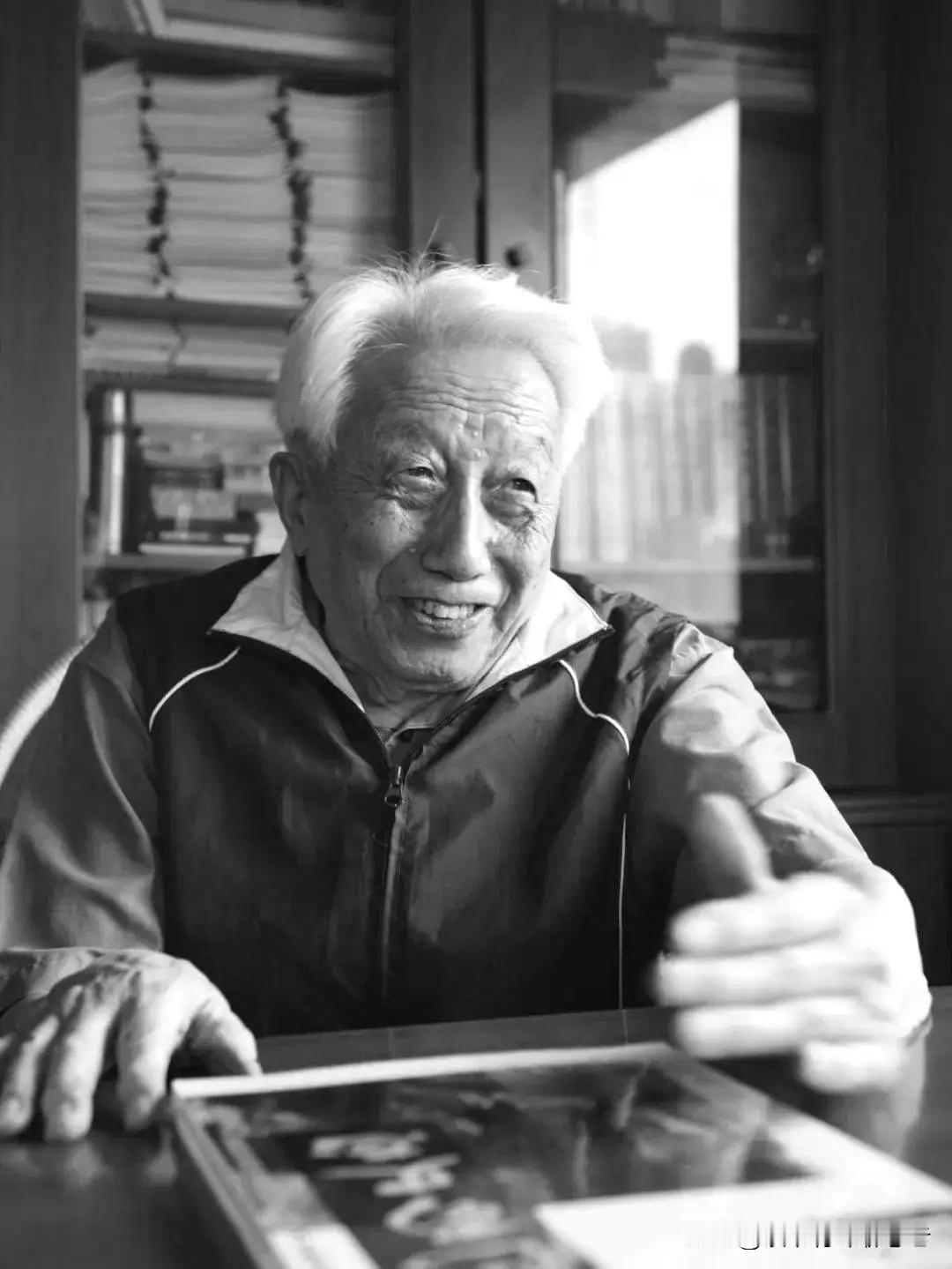 何郝炬回忆十九岁担任地委书记做“大哥”何郝炬1922年出生，1941年9