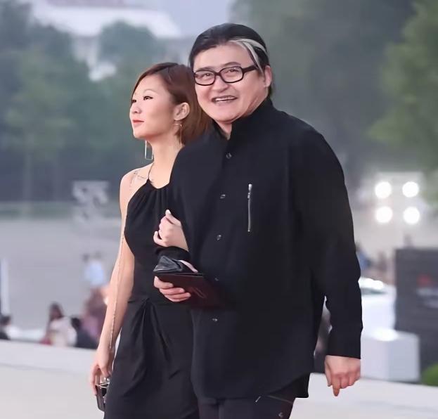 刘欢的腿疼了十七年。那十七年，他坐在家里，看着一柜子酒，一口不敢碰。年轻时候他不