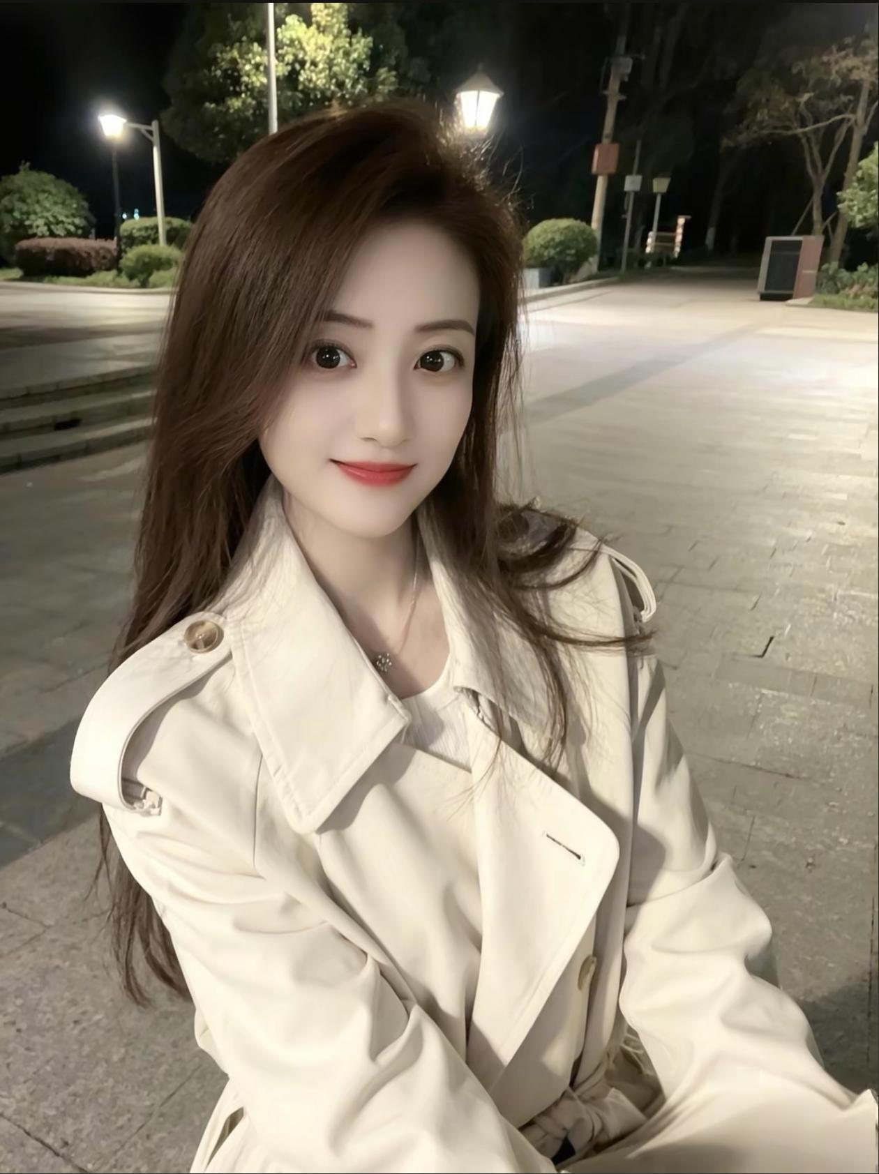 夜色如墨，美人如画。