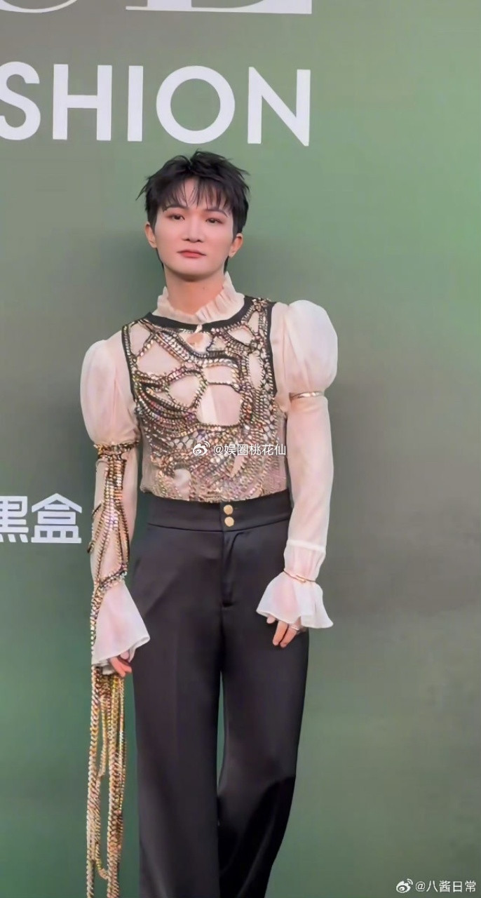周深写的字看着就嗓门大VOGUE盛典现场周深在VOGUE盛典唱《蜃楼》好惊艳！